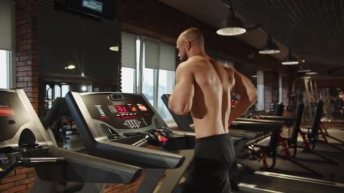 经验丰富的运动员可以改善自己的身体，在健身房进行有氧运动训练。