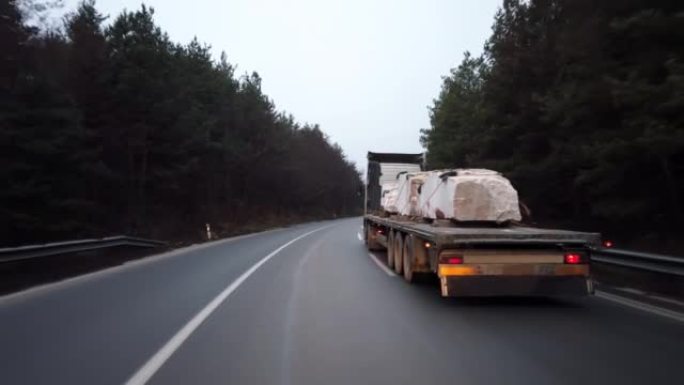 长半卡车运输货物石头，玛贝尔，在高速公路上转弯，穿越雨雾穿越大陆
