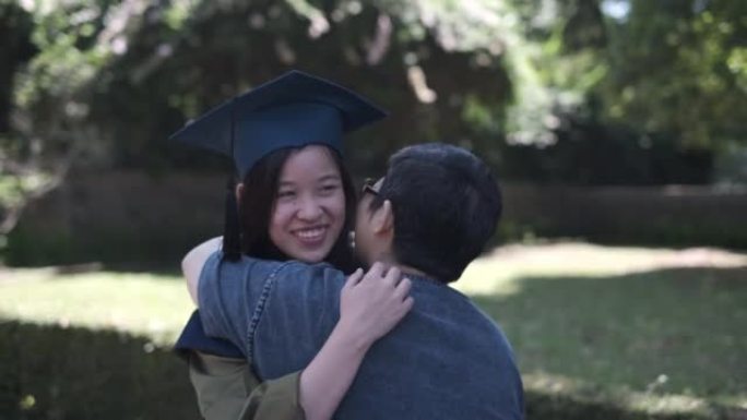 骄傲的母亲在毕业典礼上祝贺女儿