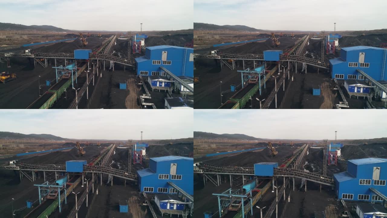 带有移动货运列车的煤矿装载站的总体视图。鸟瞰图