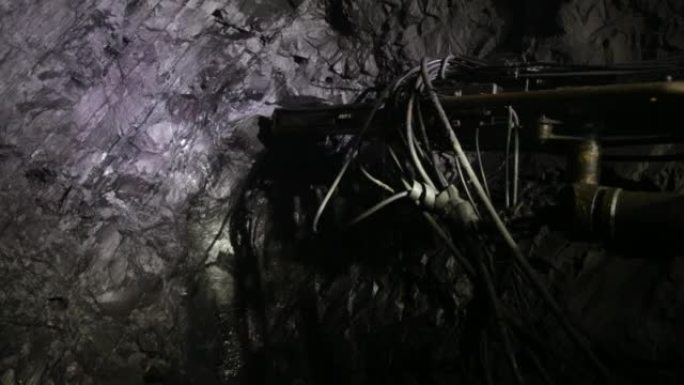 在铁矿中打井的过程。