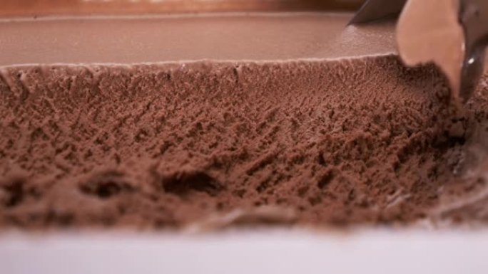特写镜头挖出冰淇淋味巧克力。