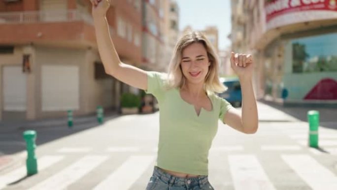年轻女子微笑着自信地在街上跳舞