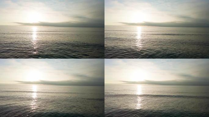 黑海有凉爽的水，在云彩和黎明的天空下延伸到地平线之外