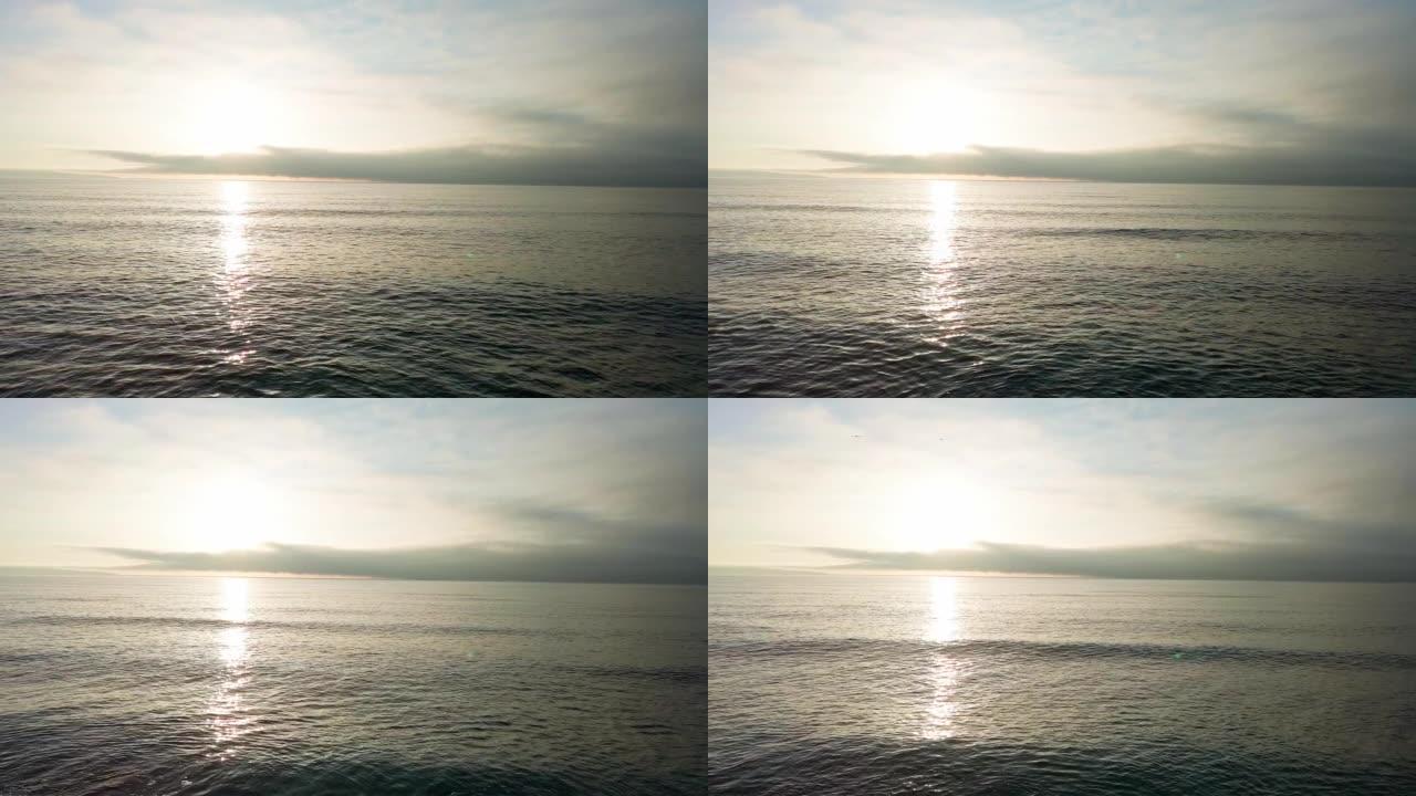 黑海有凉爽的水，在云彩和黎明的天空下延伸到地平线之外