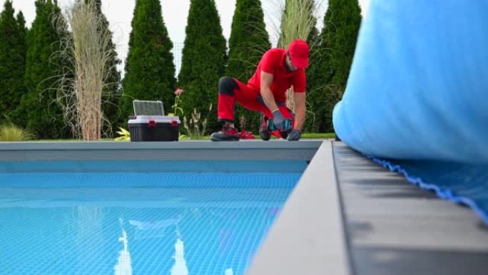 专业室外游泳池工人整理复合甲板安装