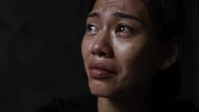 慢动作，一个女人哭泣的特写镜头，眼泪从她的脸上流下来。制止暴力侵害妇女、贩运人口、强奸的概念。