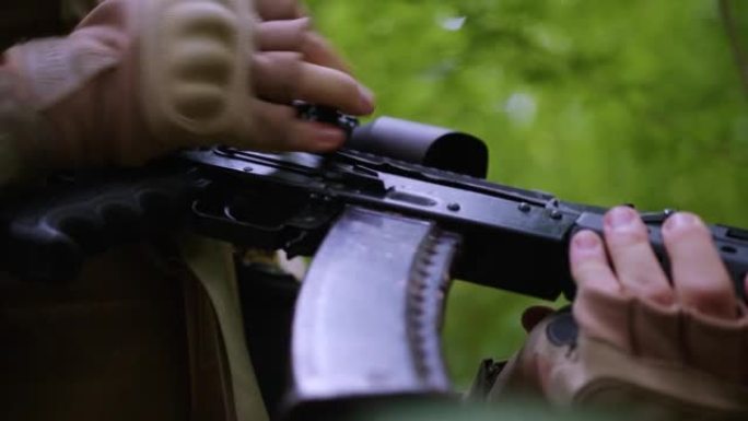 身穿迷彩服的乌克兰士兵正在给AK-74卡拉什尼科夫冲锋枪装弹