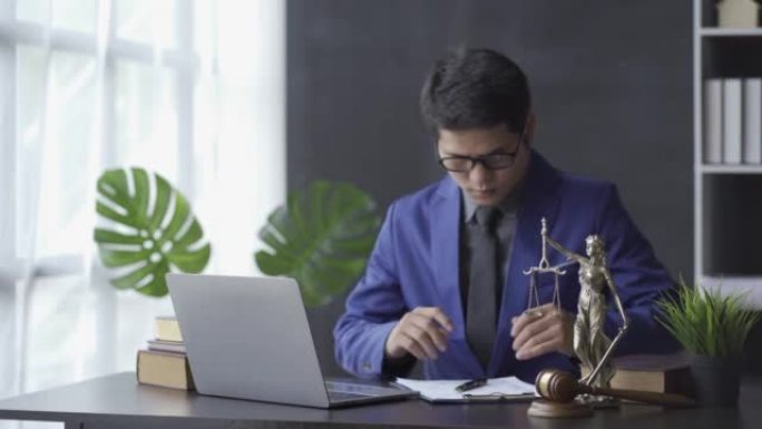 从具有法律服务概念的亚洲商业律师开始您的一天，在线咨询办公室配有笔记本电脑和锤子，以判断正义女神。