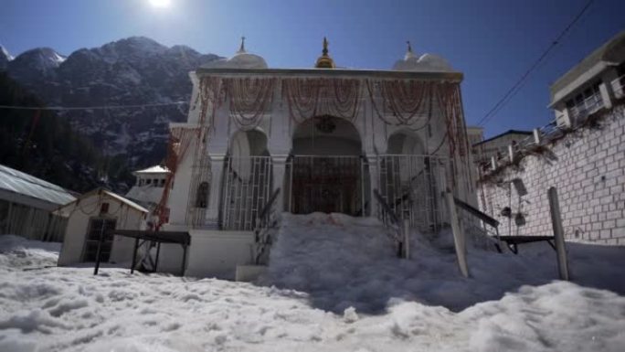 甘戈特里神庙周围的雪