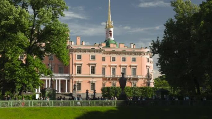 圣彼得堡的米哈伊洛夫斯基城堡，一座古老的建筑，俯瞰着一个美丽的公园。