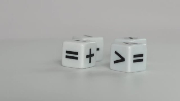 四个带有数学数学符号的白色骰子。