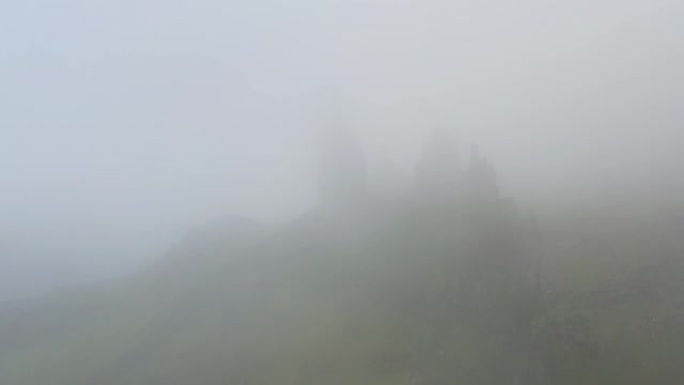 苏格兰高地斯凯岛雾蒙蒙的一天，美丽的斯托尔老人鸟瞰图
