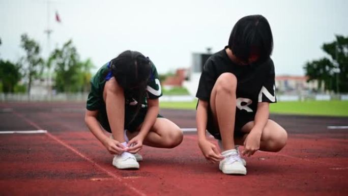 两个女孩在跑步场上慢跑