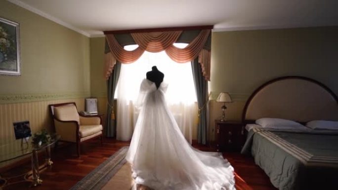新娘房间里的模特假人上优雅奢华的白色婚纱。