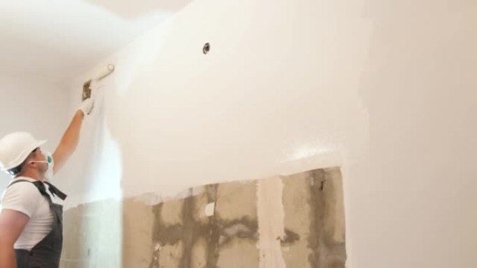 专业建筑商，在工作时对墙壁进行滚轴粉刷。现代维修