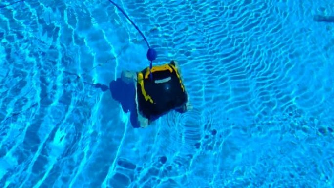 水下吸尘器清洁泳池地板