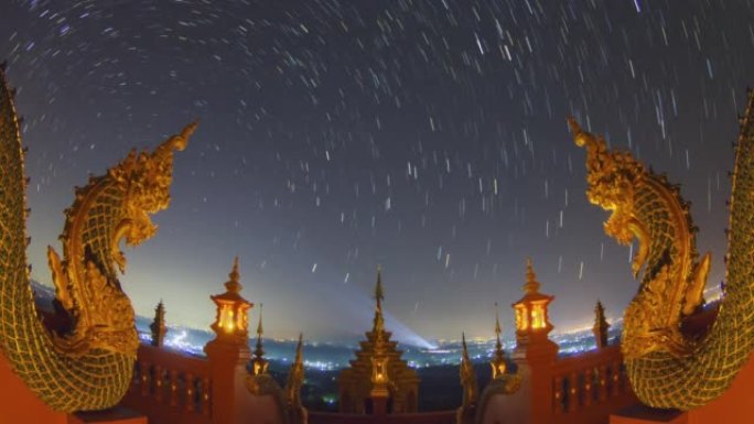 4k延时视频运动。从泰国旅游的Wat Phra的角度来看，美丽的夜晚风景和星光小径。
