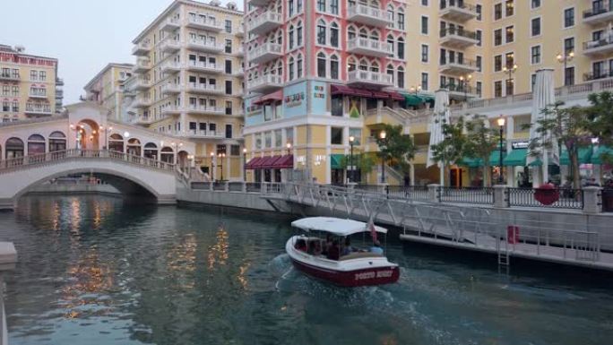 在多哈卡塔尔珍珠区的Qanat Quartier乘船游览，这是一个带有桥梁复制品的小威尼斯