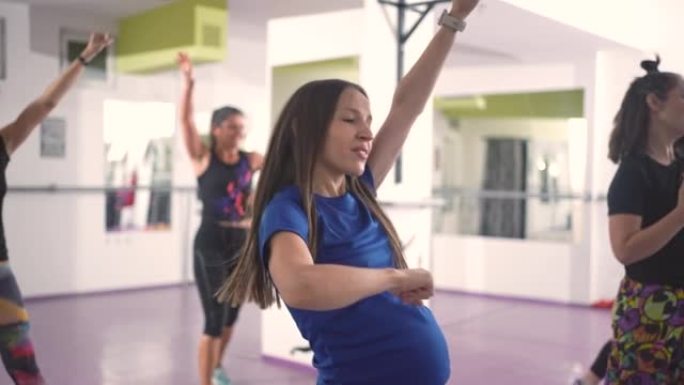 怀孕女运动员以尊巴舞动作领跑团体