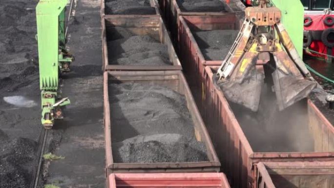 煤炭码头在港口。煤堆和左舷起重机。前视图。