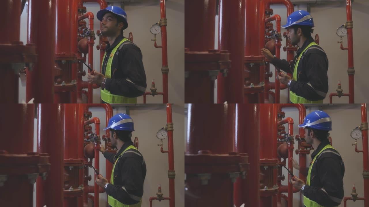 工程师正在检查行业冷冻水风机盘管机组空调是大型工业建筑的水冷却塔空气冷却器暖通系统控制空气系统