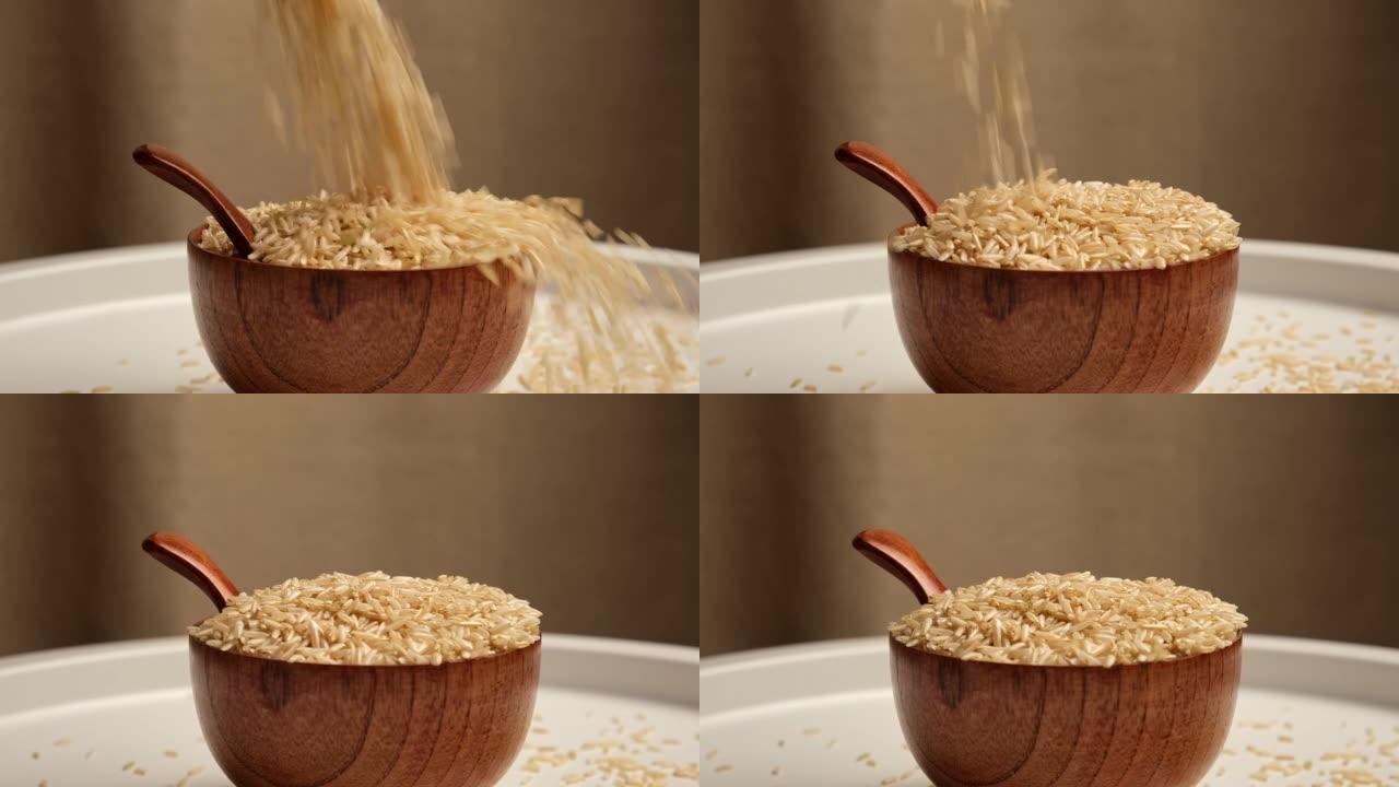 木碗干饭。长糙米旋转。特写。谷物掉落倒了一堆。世界危机，出口，进口。收获问题，制裁。价格上涨和粮食供