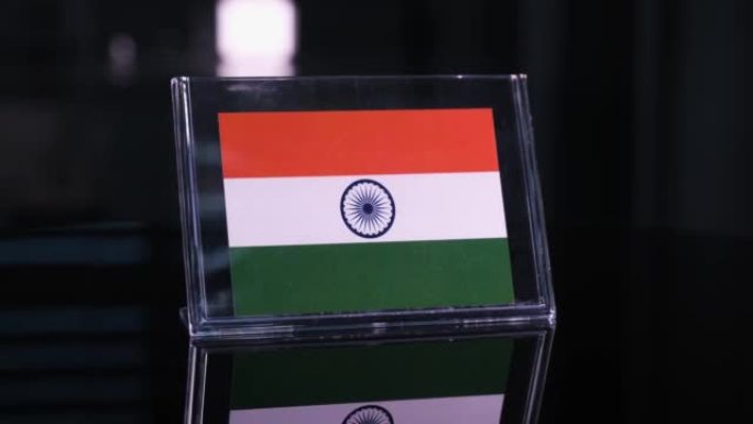 玻璃印度国旗在桌子上旋转
