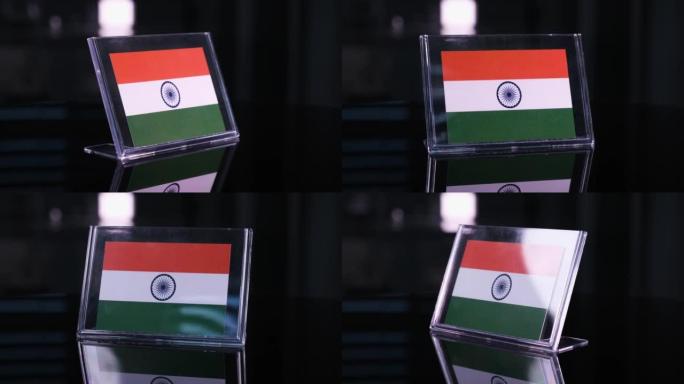 玻璃印度国旗在桌子上旋转