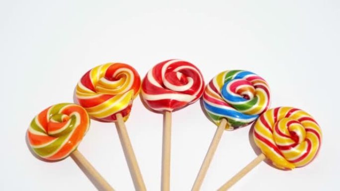 一套彩色棒棒糖孤立在白色。吸盘和不健康的食物。彩虹棒棒糖。多色糖果和棒棒糖糖果背景