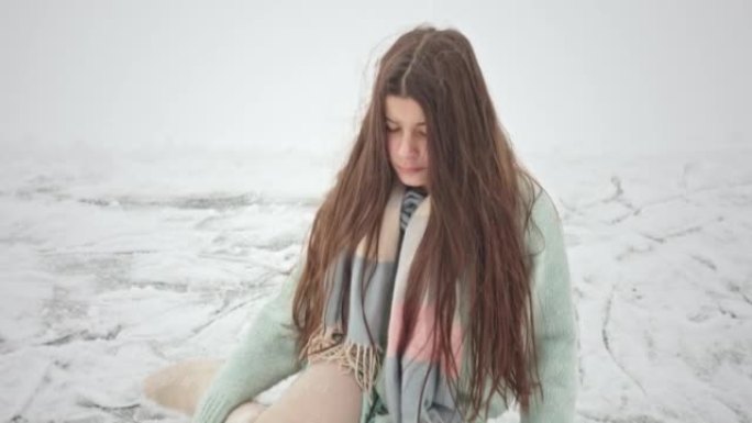 年轻漂亮的女孩在跳上牛羚后在冬季溜冰鞋上滑冰摔倒