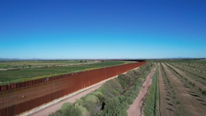 美国和墨西哥之间边界墙的美国一侧靠近埃尔帕索县Tornillo