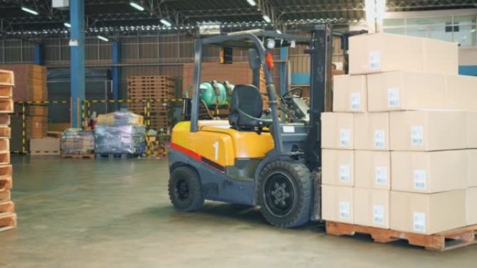 大型仓库有用于装载货物的木制托盘和装有堆叠货箱的叉车