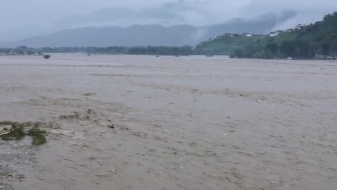 巴基斯坦斯瓦特山谷的洪水冲刷基础设施