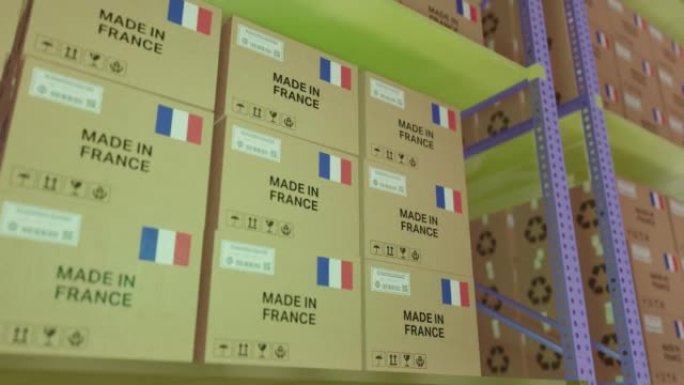 法国制造仓库里的书面盒子。贴有法国制造的纸板箱的仓库货架。