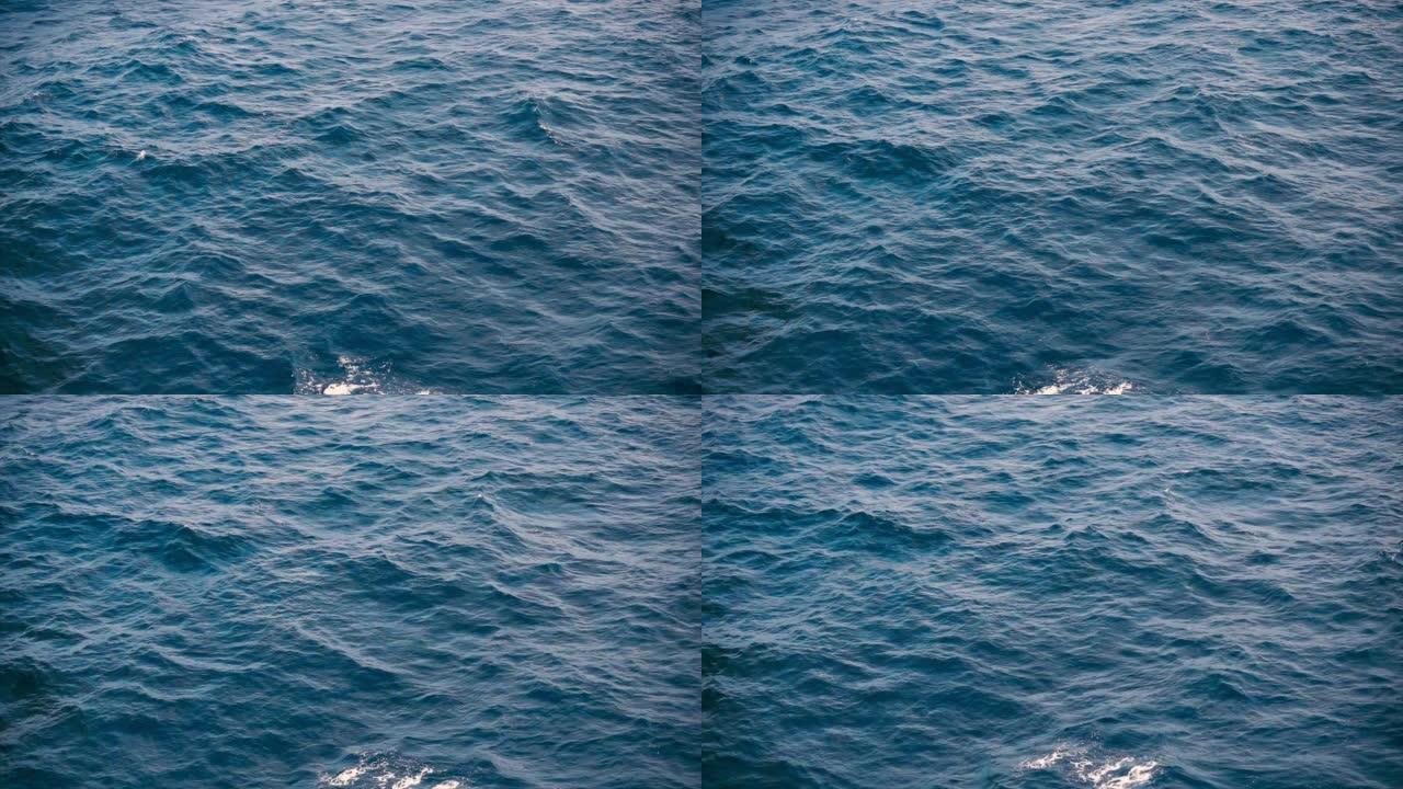 在受干扰的海洋水面上慢动作，可循环。电影学分或介绍的令人印象深刻的背景