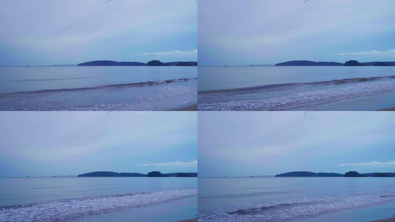 在雨天的傍晚，大海和沙滩将山脉视为遥远的标签，甲米府奥南海滩