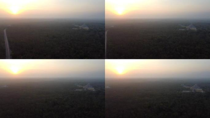 奇琴伊察金字塔和森林在日出时间的清晨