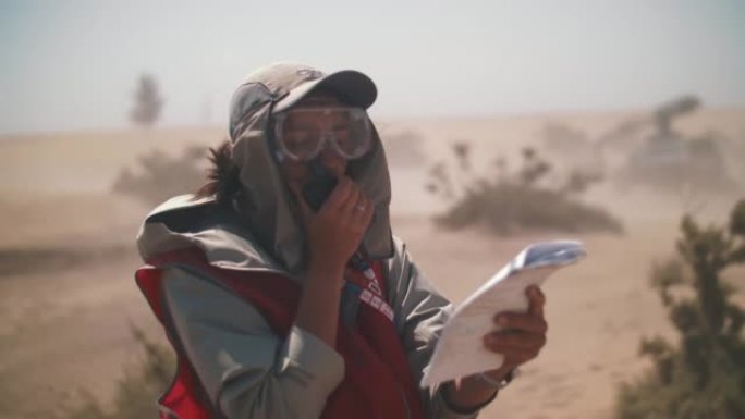 电影中沙漠中的一个女孩将广播中的某些东西传递给电影摄制组