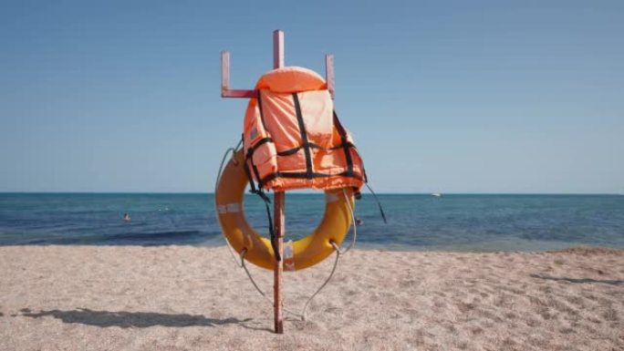 海景海滩上的救生圈和救生衣。度假村救生员的概念