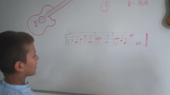 音乐学生为老师大声朗读笔记