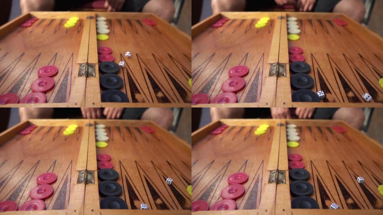 玩家在双陆棋桌上掷骰子