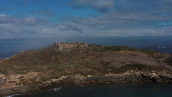 Pessegueiro岛(葡萄牙语:Ilha do Pessegueiro)的航拍照片，字面意思是桃