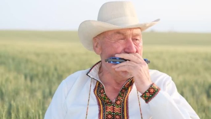 一位乌克兰老祖父演奏口琴，他穿着刺绣外套。