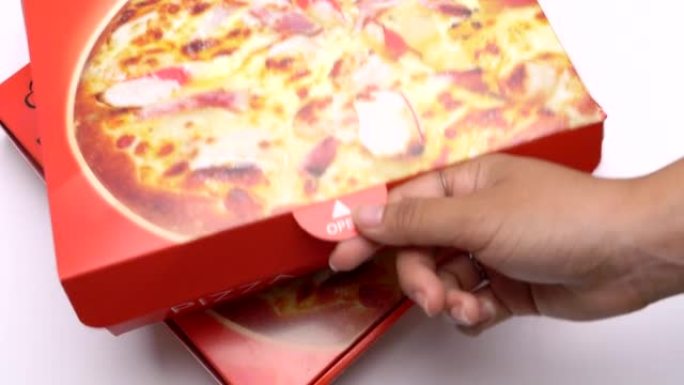 厨师在盒子里打开的披萨盒。