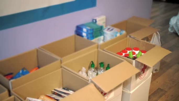 乌克兰切尔卡瑟，2022年7月5日: 人道主义援助。卫生用品。洗涤剂。红十字慈善组织。为低收入和穷人