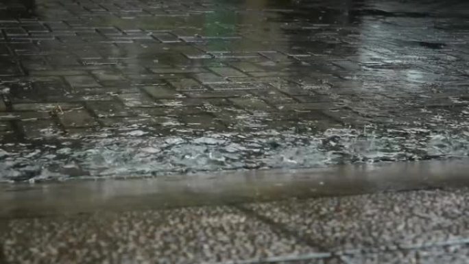 下雨时，道路上的水坑