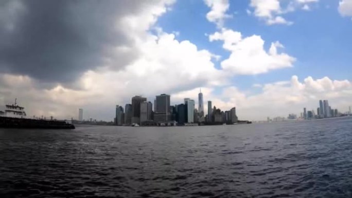 时间流逝的日落云在曼哈顿下城的建筑物上移动