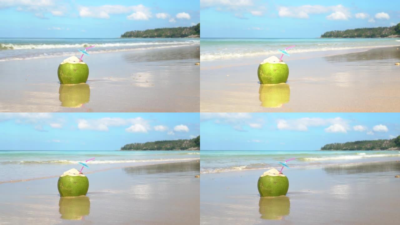 特写椰汁水装饰稻草夏季饮料热带海岸线海滩岛。