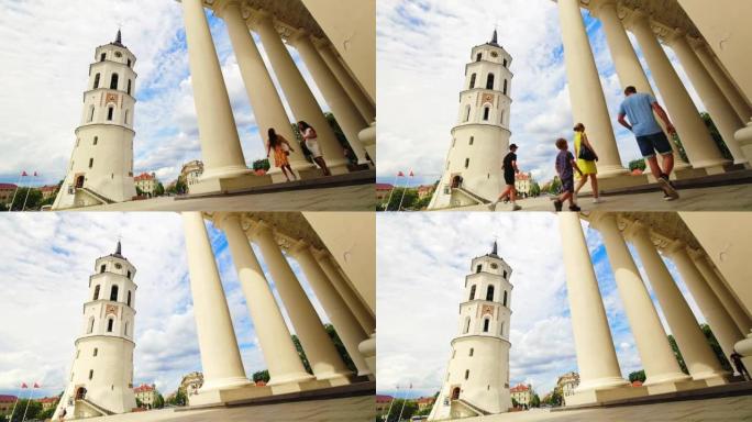 立陶宛维尔纽斯-7月2日，2021: Timelapse维尔纽斯大教堂广场旅游景点，游客可以在观光地